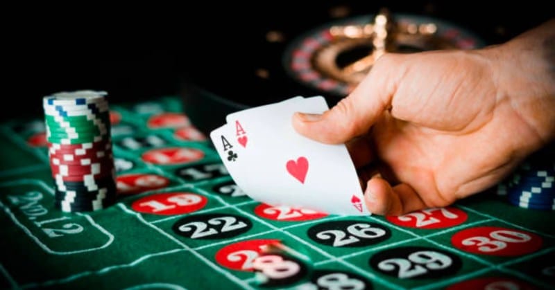 Interactive visual interfaces supporting faster decision making during high pressure turn based gaming rounds
